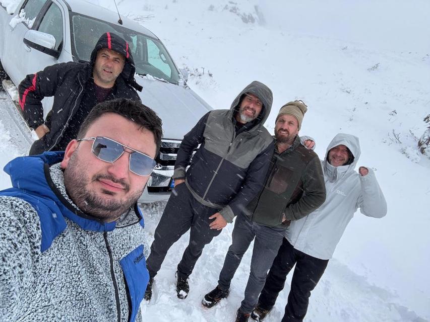 Yayla yürüyüşü yapan grup kar sürpriziyle karşılaştı