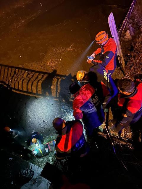 Köprüden düşen kişi ekiplerin hızlı müdahalesiyle kurtarıldı