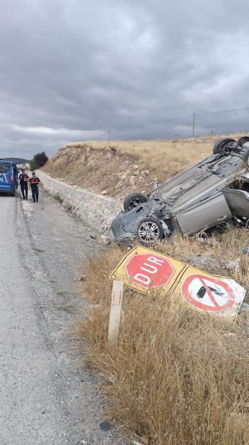 Refüje devrilen otomobilde 2 kişi yaralandı