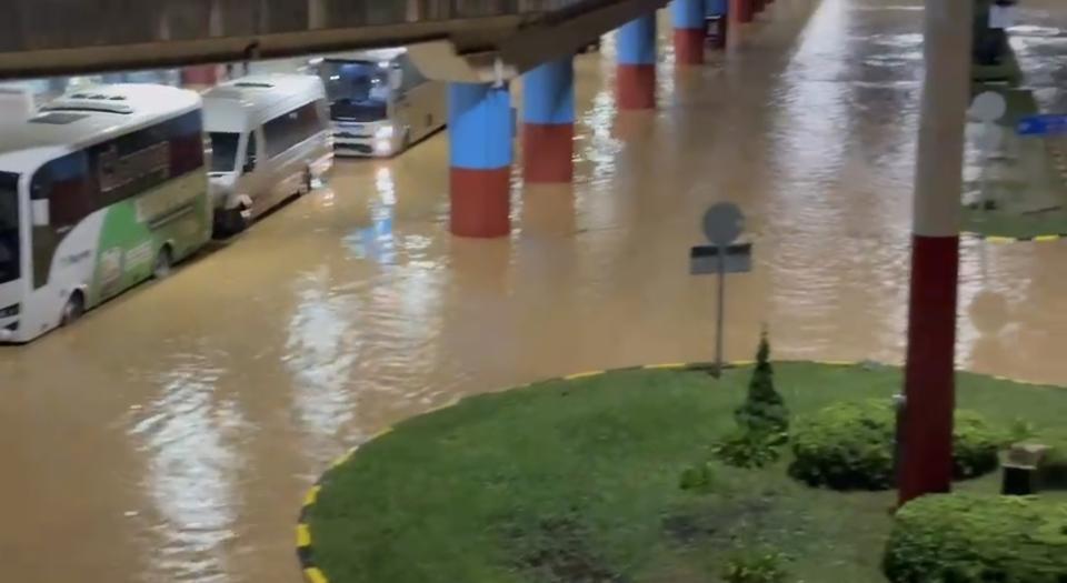 Akşam saatlerinde etkili olan şiddetli yağış hayatı olumsuz etkiledi