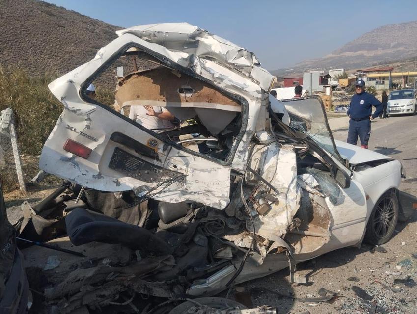 Tır, ışıkta bekleyen 5 aracı biçti: 5 yaralı