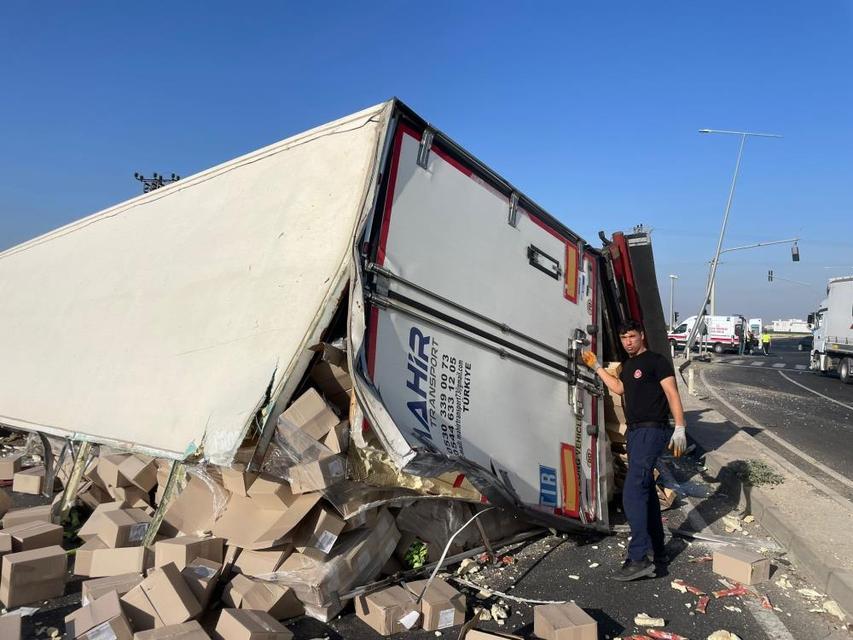 Halk otobüsü ile tır çarpıştı: 11 yaralı