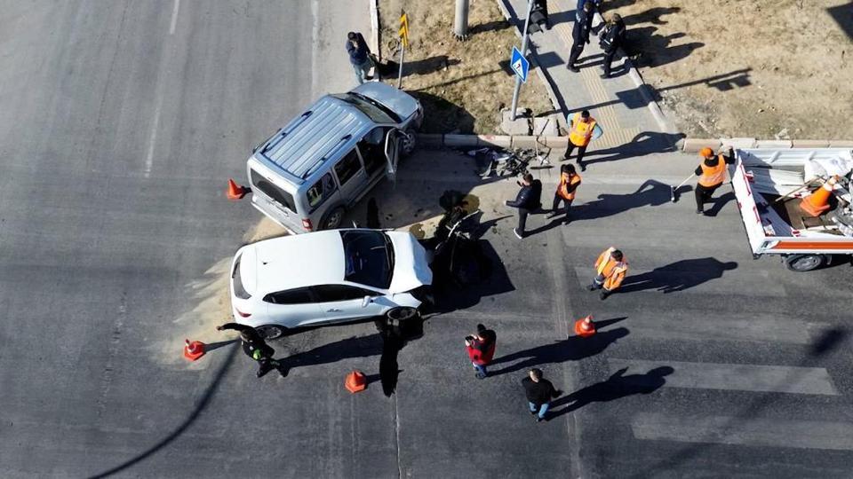 Hafif ticari araçla otomobil çarpıştı: 3 yaralı