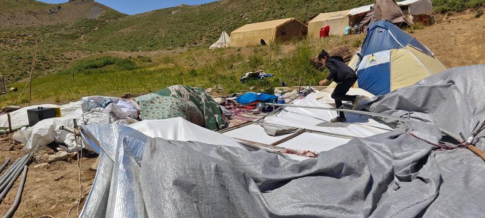 ŞIRNAK'TA YAYLADA KALANLARIN ÇADIRLARINI FIRTINA VURDU: 3 YARALI