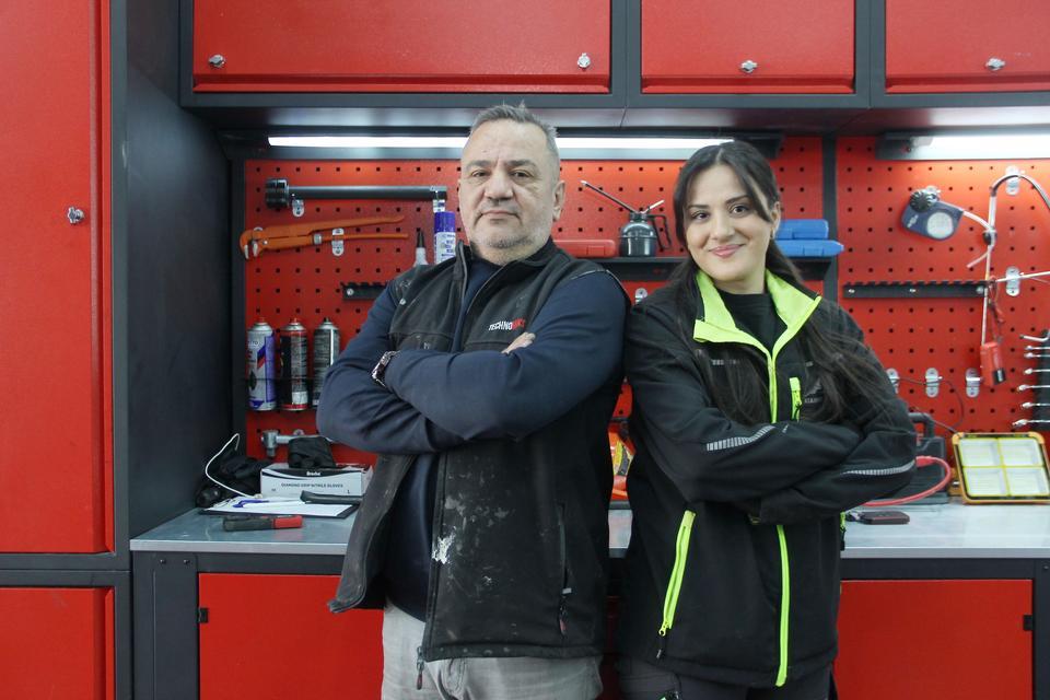 SANAYİNİN 'MERYEM USTA'SI HAYALİNE KAVUŞTU, ARTIK İŞİNİN PATRONU 'ERKEK İŞİ' DİYENLERE 3 DİPLOMA VE KENDİ İŞ YERİYLE YANIT VERDİ