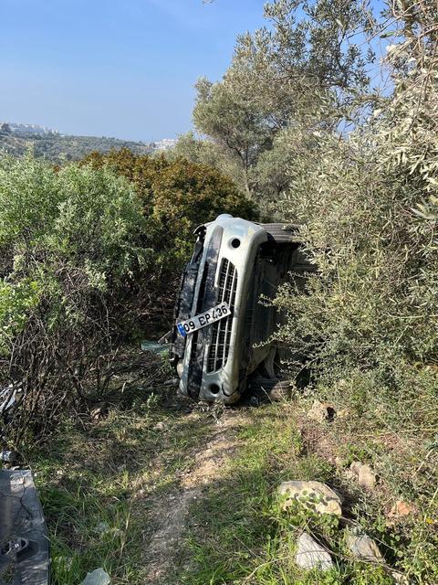 KUŞADASI'NDA ARAÇ ŞARAMPOLE YUVARLANDI: 1 YARALI