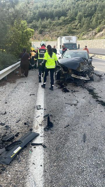 KUŞADASI'NDAKİ KAZADA YARALI SAYISI 12'YE YÜKSELDİ OTOMOBİL SÜRÜCÜSÜNÜ POLİS EKİPLERİNİN ÇALIŞMALARI BELİRLEYECEK
