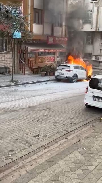 Park halindeki araç alevlere teslim oldu