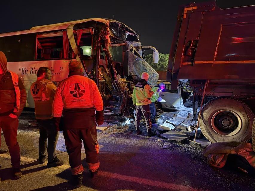 Otoyoldaki feci kazada yaralı sayısı 27'ye yükseldi