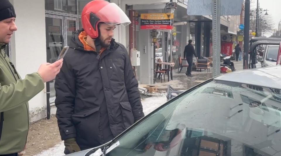 Tahliye borusu park halindeki aracın üzerine düştü