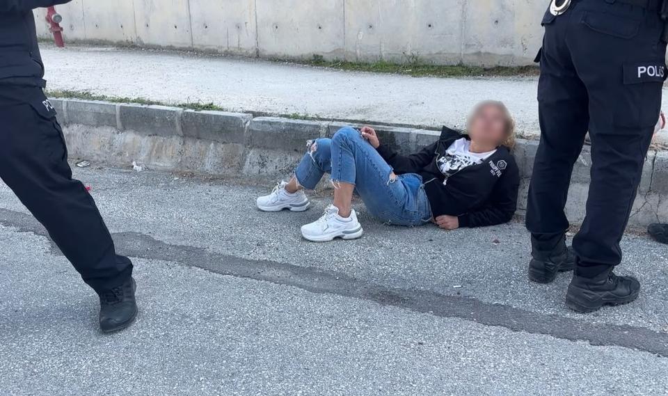 BURDUR'DA ARAÇLARIN ÖNÜNE ATLAYIP POLİSE SALDIRMAYA ÇALIŞAN KADIN ADLİYEYE SEVK EDİLDİ