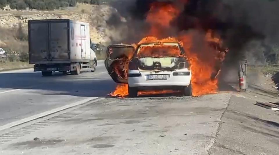 Otomobil alev topuna döndü