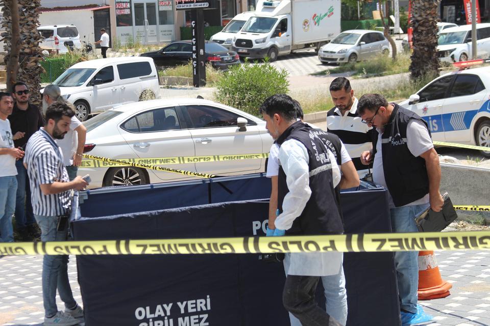 EMEKLİ POLİS, BIÇAKLA SALDIRAN OĞLUNU ÖLDÜRDÜ GEÇEN YIL YANGINDA KAYBOLMUŞTU, BABASININ SİLAHIYLA HAYATINI KAYBETTİ