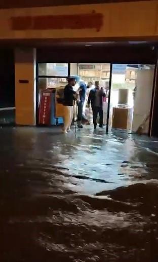 Sağanak yağış caddeleri göle çevirdi