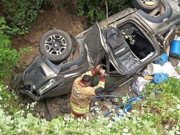 Otomobille çarpışan hafif ticari araç dereye uçtu: 7 yaralı