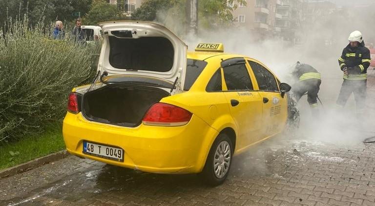 TİCARİ TAKSİDE ÇIKAN YANGINDA ARAÇ KULLANILAMAZ HALE GELDİ