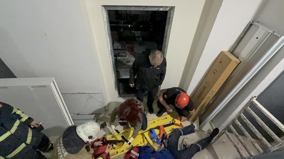 DÜZCE'DE İNŞAAT HALİNDEKİ BİNADA ASANSÖR DÜŞTÜ: 3 YARALI