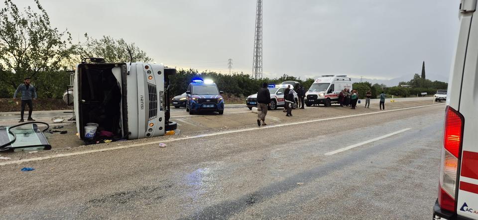 Tarım işçilerini taşıyan minibüs devrildi: 11 yaralı