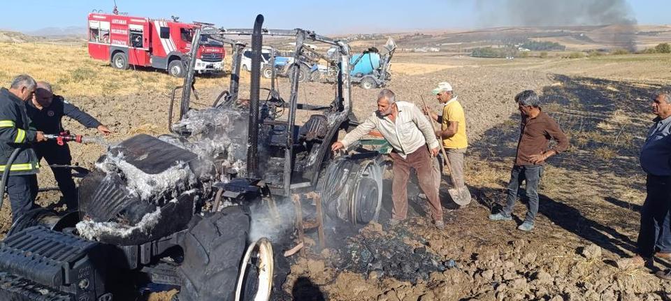 Tarlayı süren traktör alev alarak yandı
