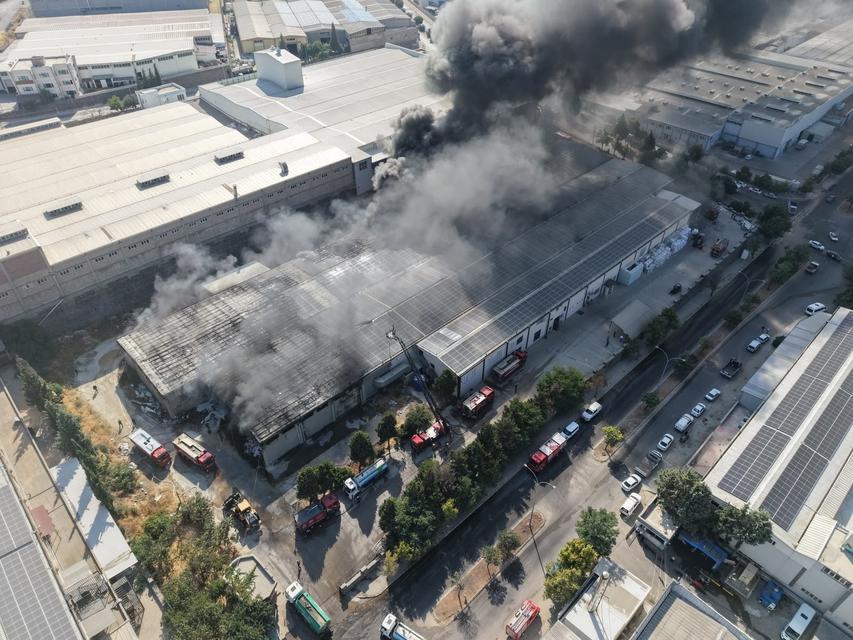 Tekstil fabrikasındaki yangın dron ile görüntülendi