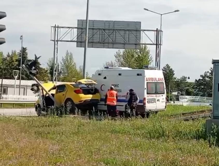 Ambulans ile ticari taksi çarpıştı: 5 yaralı