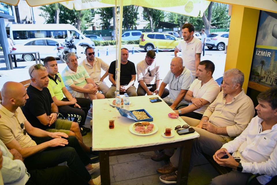 KUŞADASI PROTOKOLÜNDEN ARKADAŞLARINI KAYBEDEN TAKSİCİLERE TAZİYE ZİYARETİ