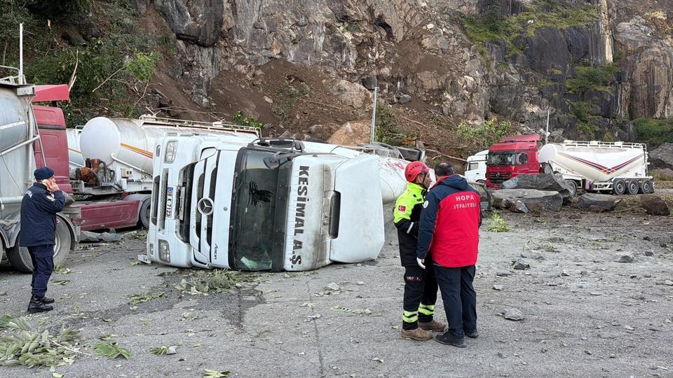 Tır parkında yamaçtan kopan dev kaya parçaları can aldı