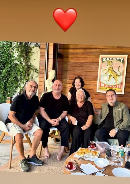 Kalp krizi geçiren Cem Yılmaz'dan mutlu aile fotoğrafı