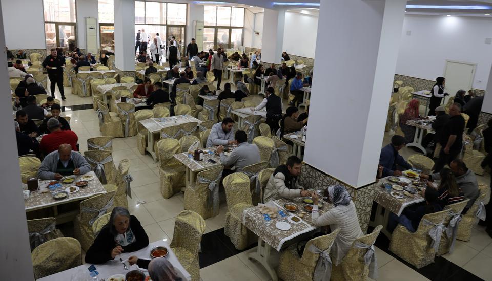 GAMZE İLE BERKAY'IN DÜĞÜNÜ AYDIN DAĞLARINDAKİ YÜZLERCE CİPİ NAZİLLİ'DE TOPLADI