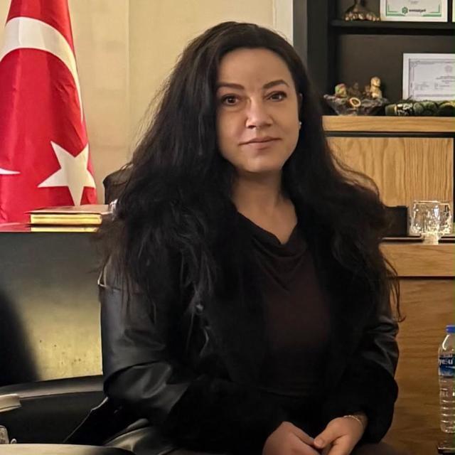 NİĞDE'DE OTOMOBİLDE ÖLÜ BULUNAN KADIN SON YOLCULUĞUNA UĞURLANDI