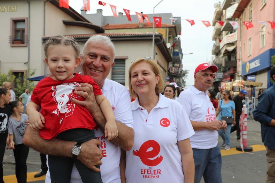 Efeler, asırlık Cumhuriyet'i coşkuyla kutladı
