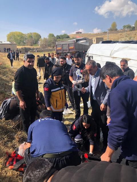 VAN'DA TIR YOLCU MİNİBÜSÜ İLE ÇARPIŞTI: 11 YARALI
