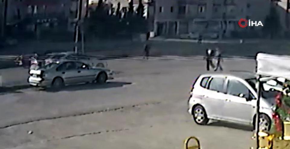 Otomobilin çarptığı yaşlı kadın metrelerce savruldu