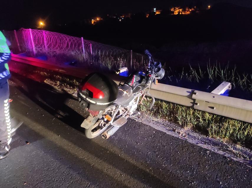 Aydın’da bariyerlere sıkışmış motosikleti ekipler fark etti