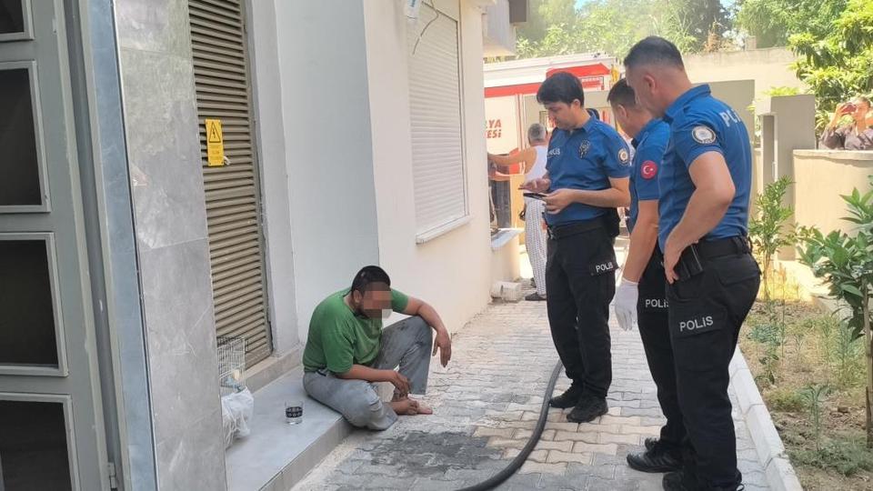 Annesini darp etti, evi ateşe verdi!