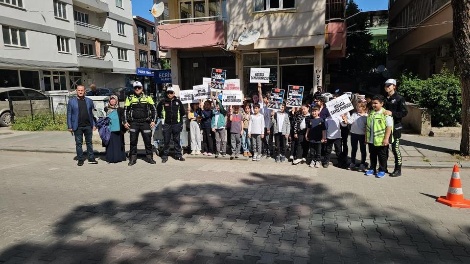 Minik trafikçilerden sürücülere kemer teşekkürü