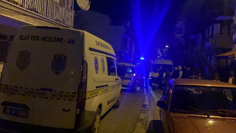 EVİNDE BIÇAKLANAN GENÇ SON NEFESİNİ SOKAK ORTASINDA VERDİ BIÇAKLANDIKTAN SONRA YARI ÇIPLAK HALDE SOKAĞA ÇIKIP YARDIM İSTEYEN GENÇ HAYATINI KAYBETTİ