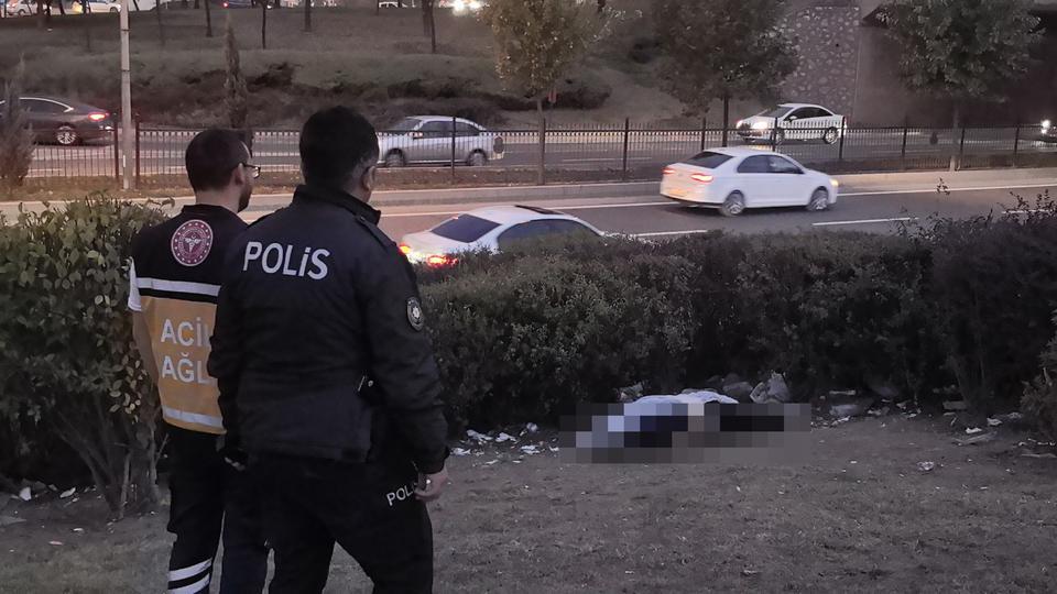 Köprülü kavşakta erkek cesedi bulundu