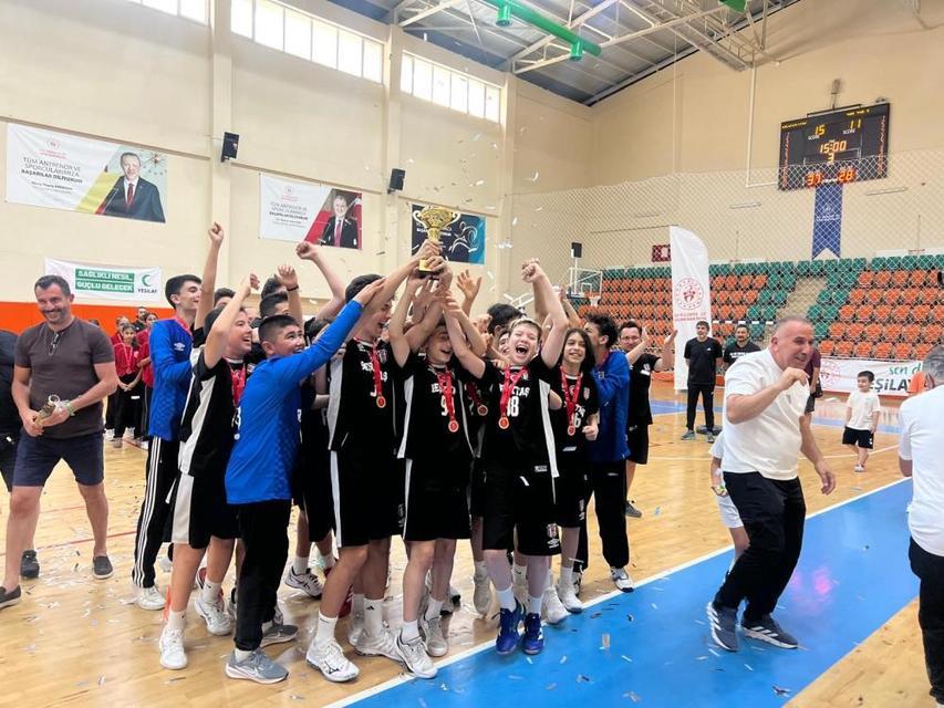 Minikler Hentbol Türkiye Şampiyonası Kuşadası'nda tamamlandı