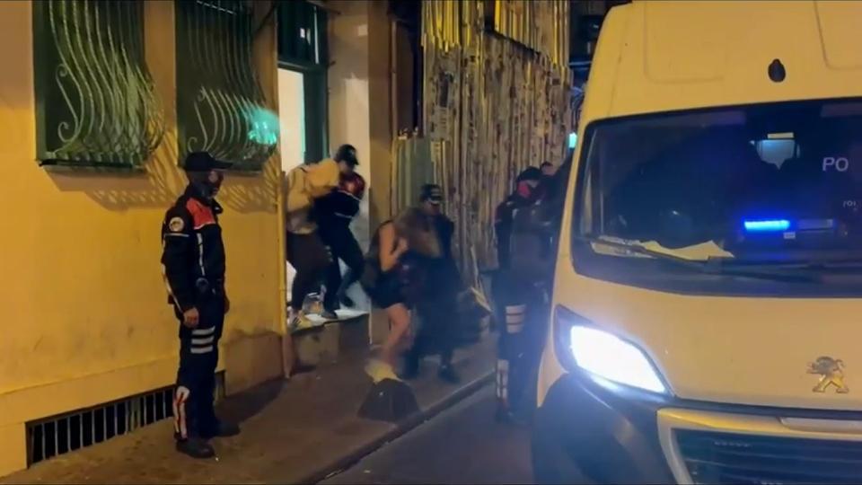 BEYOĞLU'NDA FUHUŞ PAZARLIĞI HAVADAN TESPİT EDİLDİ: 27 GÖZALTI