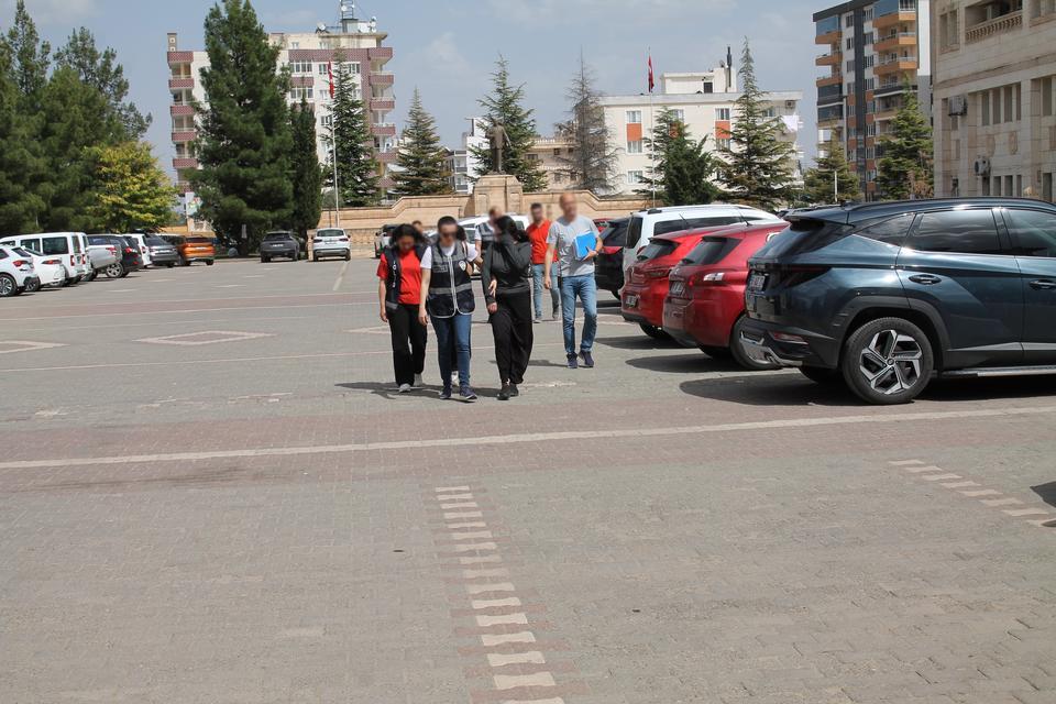 MARDİN'DE BİR EVE GİREN KIZ KARDEŞLER, SERVET DEĞERİNDE ÇALDIKLARI ALTINLARLA YAKALANDI TOPLAM 27 SUÇ KAYDI BULUNAN KIZ KARDEŞLER TUTUKLANDI
