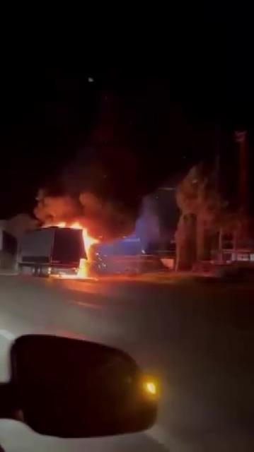 Plastik halı yüklü kamyonda korkutan yangın