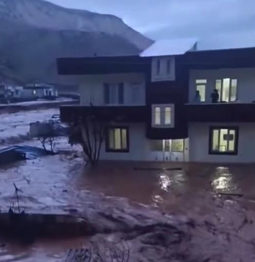 Dereler taştı, evleri su bastı