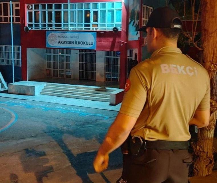Gece bekçileri, öğrencilerin güvenliği için nöbette