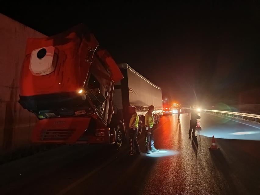 Tırın tamirine yardım eden kişiye otomobil çarptı