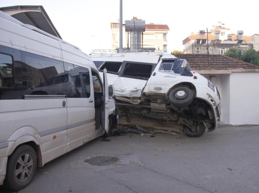 Tarım işçilerini taşıyan iki minibüs çarpıştı: 5 yaralı