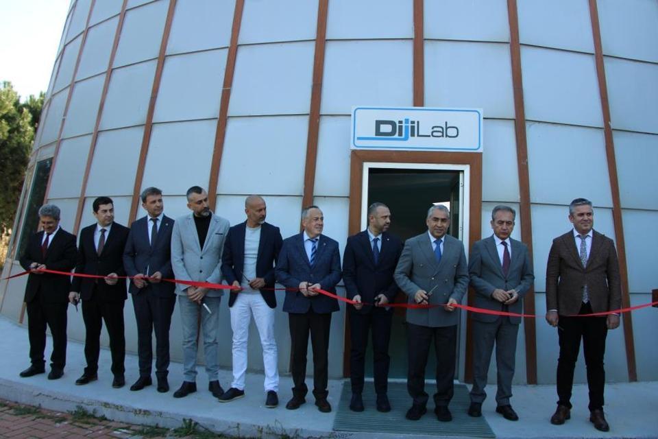 ADÜ'de dijital eğitim laboratuvarı açıldı