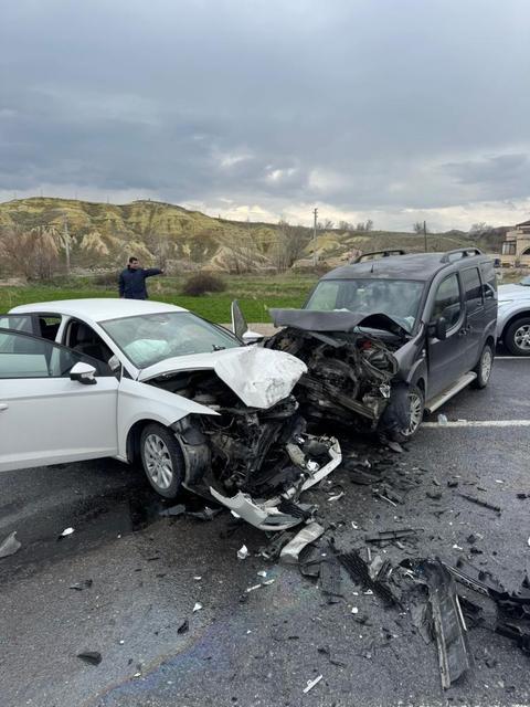 Otomobil ile hafif ticari araç kafa kafaya çarpıştı: 4 yaralı