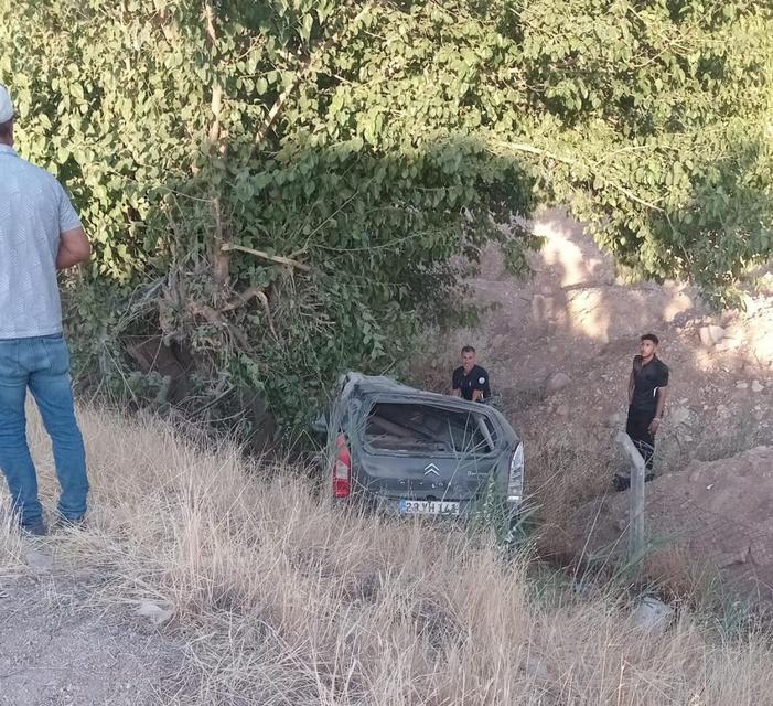 Hafif ticari araç şarampole yuvarlandı: 1 yaralı