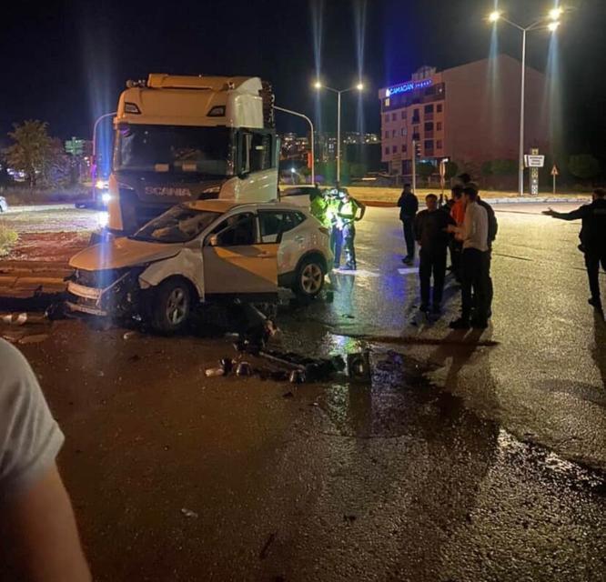 Işık ihlali yapan tır cipe çarptı: 1 yaralı